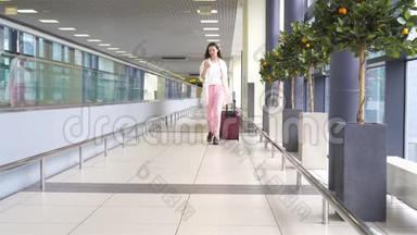 带着<strong>行李</strong>在国际<strong>机场</strong>行走的年轻女子。 <strong>机场</strong>休息室的航空乘客